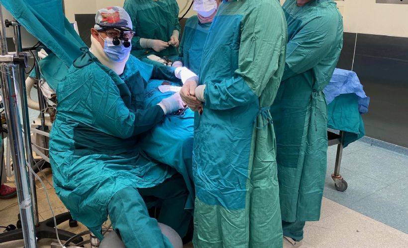 Bağlandığı serumla ameliyata devam etti