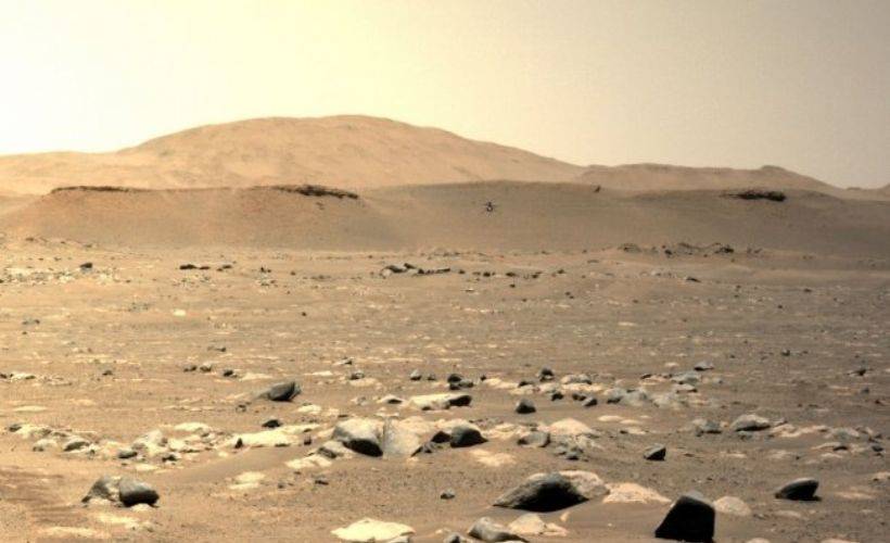 NASA'nın Mars'a indirdiği mini helikopterden ilk fotoğraf heyecanlandırdı