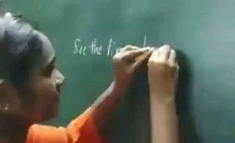 Müthiş yetenek! Aynı anda iki eliyle yazı yazıyor