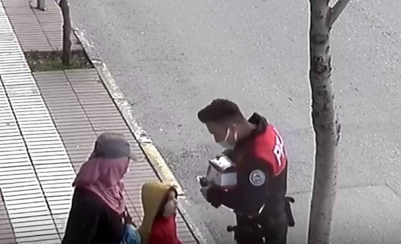 Polisten kağıt toplayan anne ve çocuğuna duygulandıran paylaşım