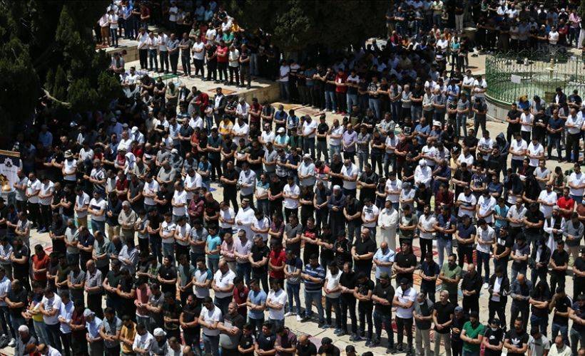 Mescid-i Aksa'ya cuma akını; 60 bin kişi namaz kıldı