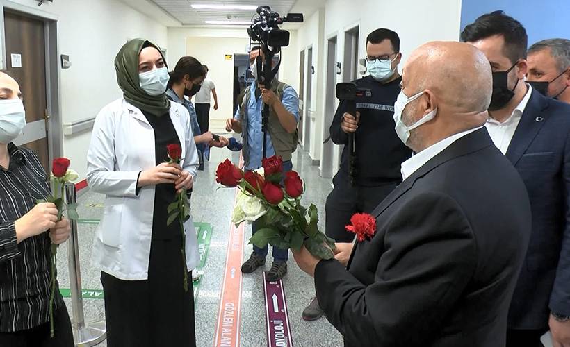 HAK-İŞ Genel Başkanı'ndan sağlık çalışanlarına karanfil