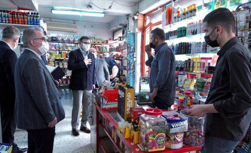 İzmir'de MÜSİAD üyeleri, bazı vatandaşların bakkal borçlarını üstlendi