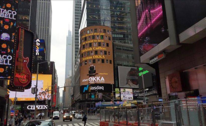 Arzum OKKA, New York'un Times Meydanı’nda