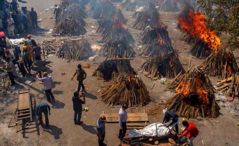 Hindistanlılar Kovid'e karşı çareyi büyücülerde arıyor: Kızgın demirlerle dağlanıyorlar