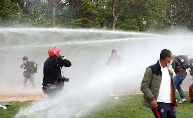 Belçika'da parkta parti düzenlemek isteyen gençlere polis müdahale etti