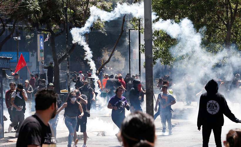 Kolombiya'da vergi reformu gösterilerinde kan aktı