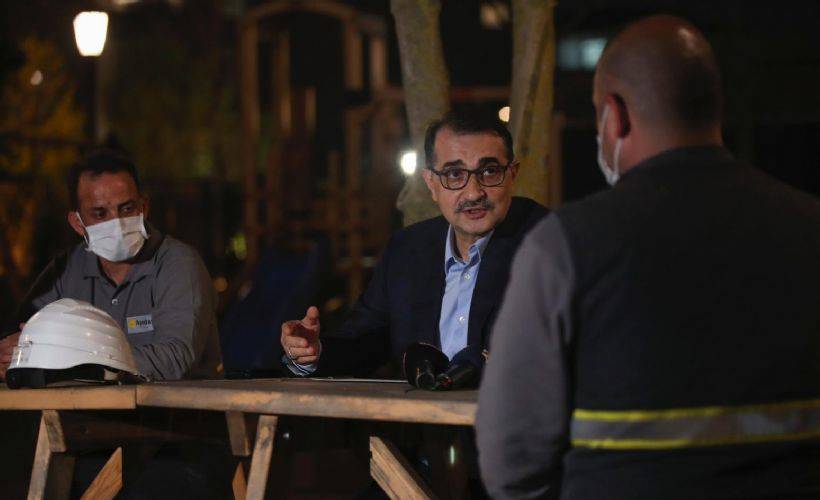 Bakan Dönmez, elektrik dağıtım işçileriyle iftar yaptı