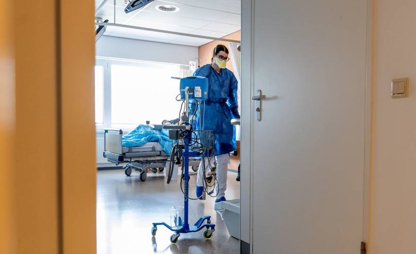 Hollanda'da elektriklerin kesilmesiyle cihaza bağlı korona hastaları öldü