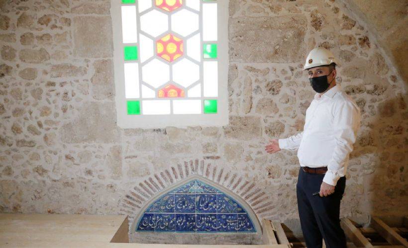 5 asırlık caminin boya ve çimentoyla kapatılan süslemeleri gün yüzüne çıktı