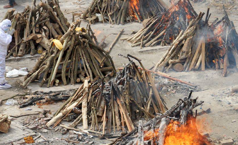 Hindistan'da krematoryumlardaki yoğunluk sürüyor