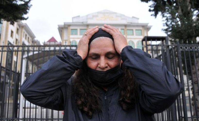 Kızını gömenlere tahliye istenince mahkeme salonunda diz çöktü!