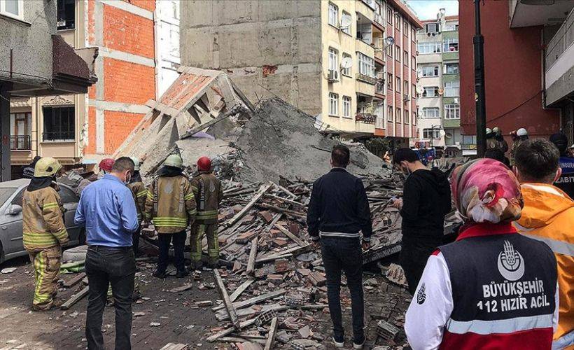 Zeytinburnu'nda 5 katlı boş bina çöktü