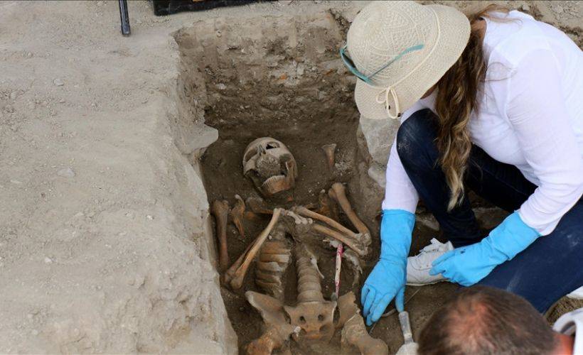 Kuşadası Kadı Kalesi kazılarında insan iskeletleri bulundu