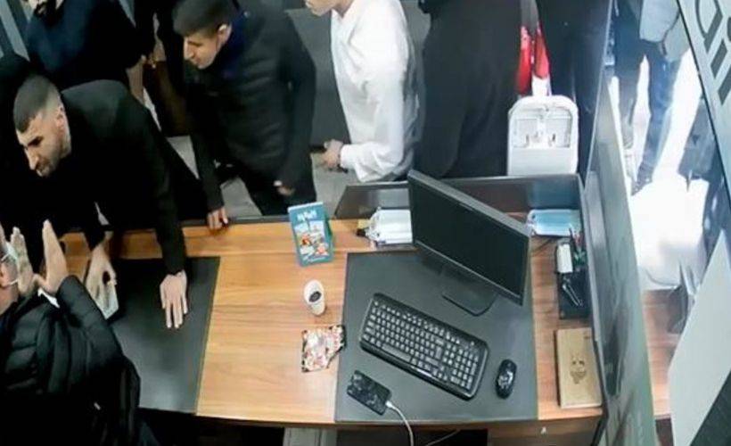 Korkunç anlar! İş yerini basıp mermerle saldırdı