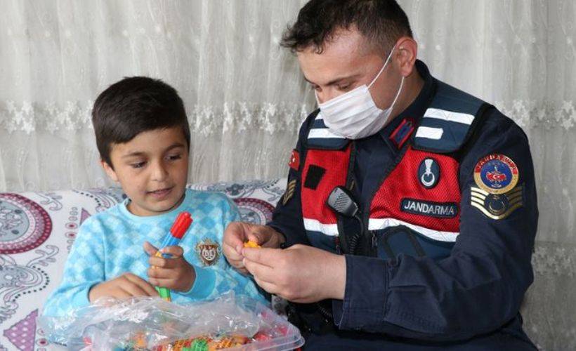 Kayıp otizmli çocuğu bulunca çok sevinen Jandarma Astsubay Özcan konuştu