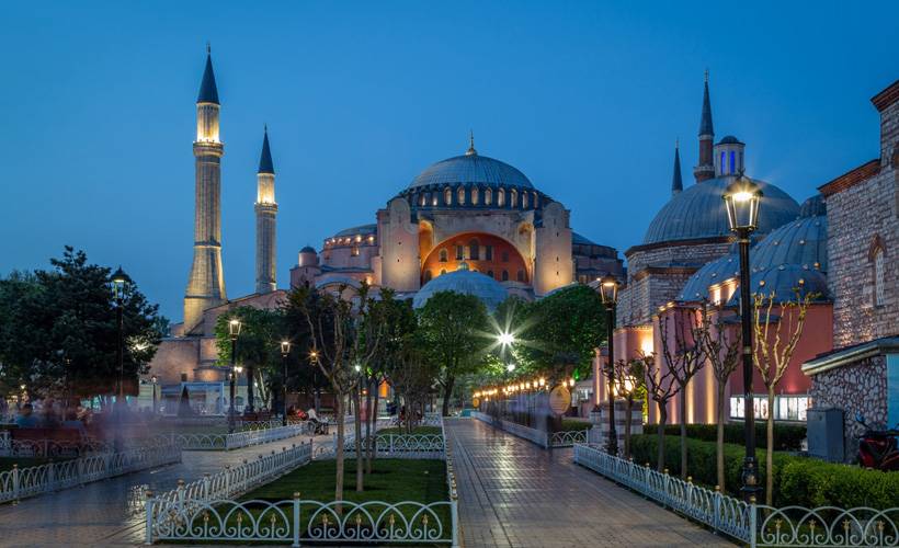 Ayasofya Camii'ne ilk mahya asıldı
