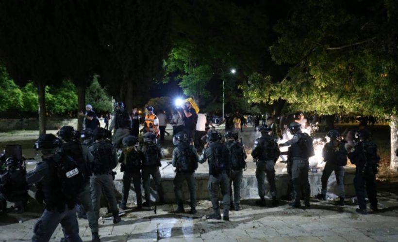 Mescid-i Aksa’ya giren İsrail polisi, Kıble Mescidi’nde namaz kılan cemaate ses bombalarıyla saldırdı