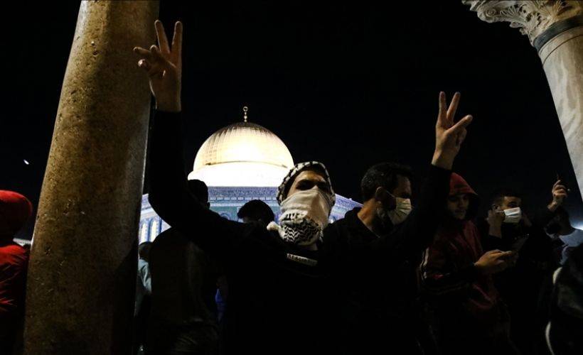 Binlerce Filistinli sabah namazı için tekrar Mescid-i Aksa'ya akın etti