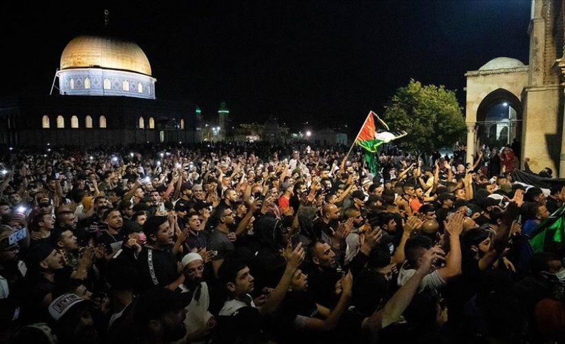 İsrail polisi Mescid-i Aksa'dan çıkan cemaate müdahale etti: 10 yaralı