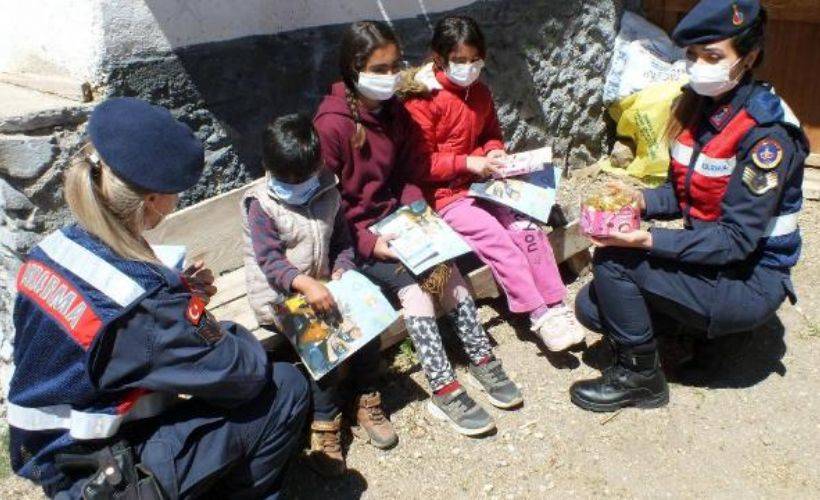 Jandarmadan çocuklara bayram hediyesi
