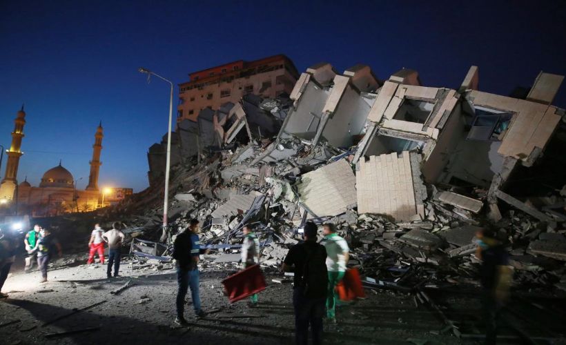 İsrail, Gazze'nin batısında bulunan 12 katlı Hanadi Kulesi'ni hava saldırısıyla yerle bir etti.