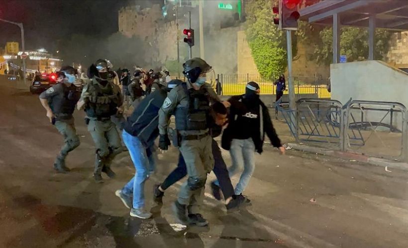 İsrail polisi, Mescid-i Aksa’da Filistinli gençlere saldırdı