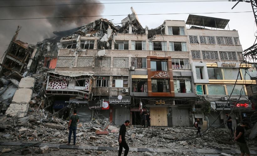 İsrail, Gazze'de sivillerin ikamet ettiği dairelerin ve ticari ofislerin bulunduğu 14 katlı binayı vurdu