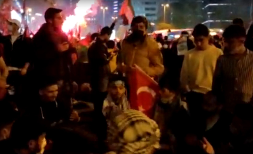 Yüzlerce kişi İsrail'in İstanbul Konsolosluğu önünde