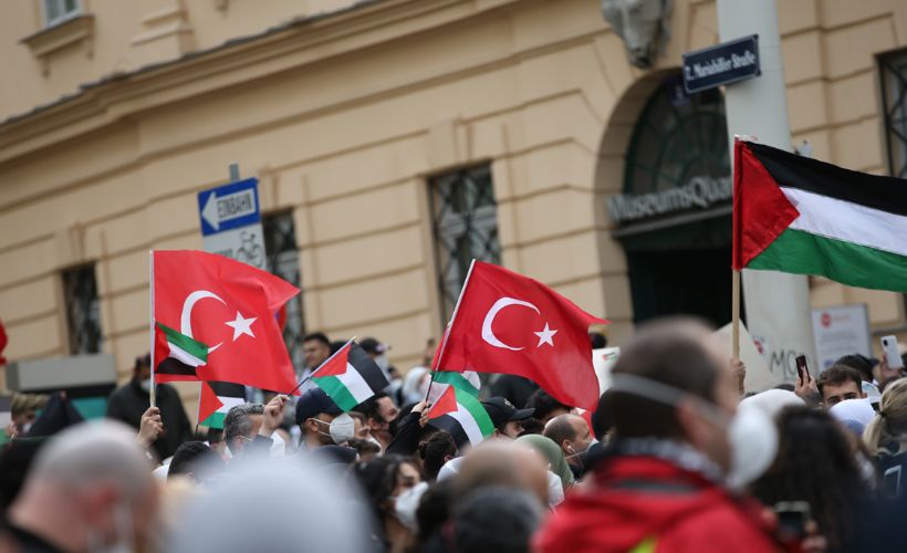 Avusturya’da Türk ve Filistin bayraklı binlerce gösterici yürüdü: 'Bugün her yer Şeyh Cerrah'