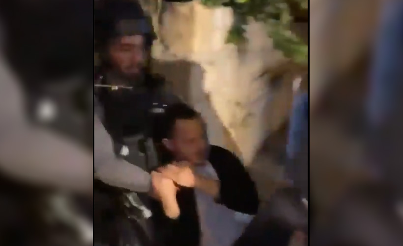 İsrail polisi Filistinli genci darp ederek gözaltına aldı