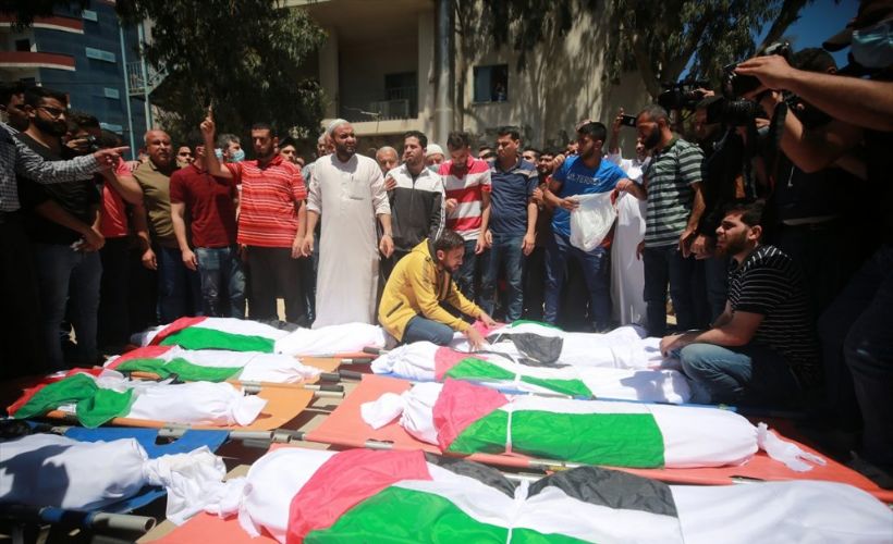 İsrail'in saldırısında şehit olan 8'i çocuk 10 kişi için cenaze töreni düzenlendi