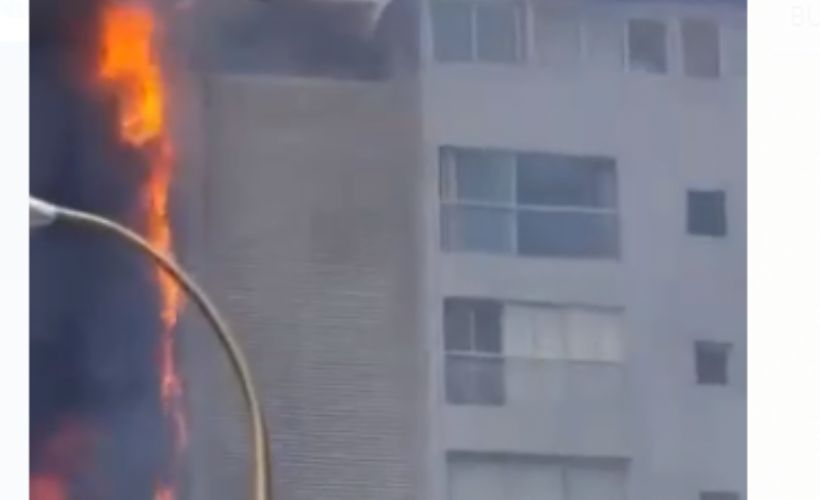 İsrail'de füzenin isabet ettiği bina alev aldı