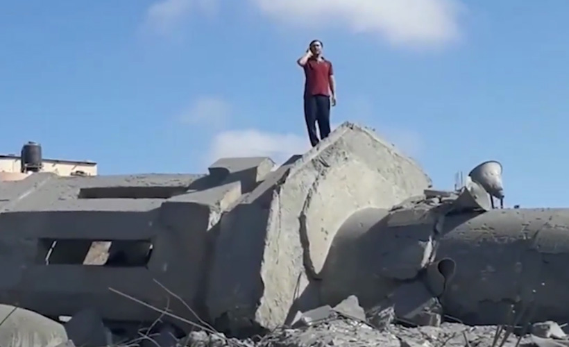 İsrail'in yıktığı caminin enkazından ezan sesleri yükseldi