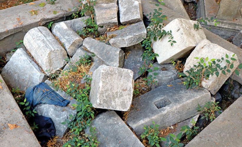 Tarihi Eyüp Sultan Mezarlığı’nda defineci talanı