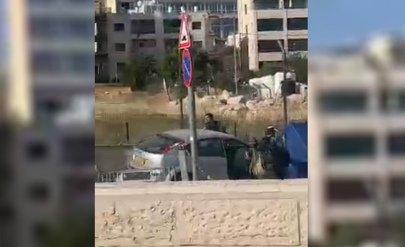 Şeyh Cerrah'ta bir Filistinli aracıyla İsrailli polisleri ezdi