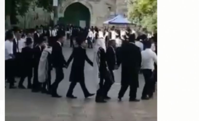 Yahudiler El-Aksa camii önünde ayin düzenledi