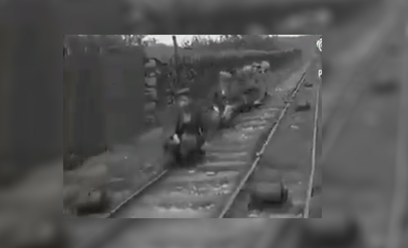 Taş ocağı işçilerinin işten eve ''raylı'' dönüş yolu