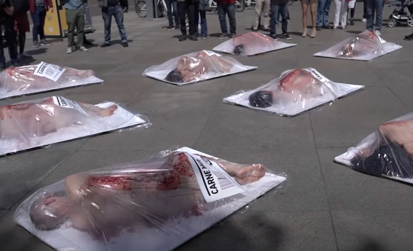 Vegan aktivistlerden 'insan eti' protestosu