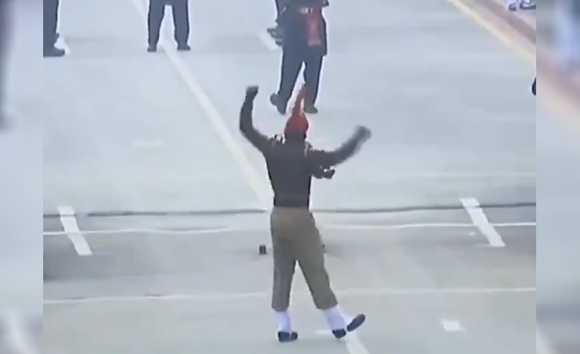 Hindistan-Pakistan sınırındaki askerlerin görev değişimi izleyenleri şaşırtıyor