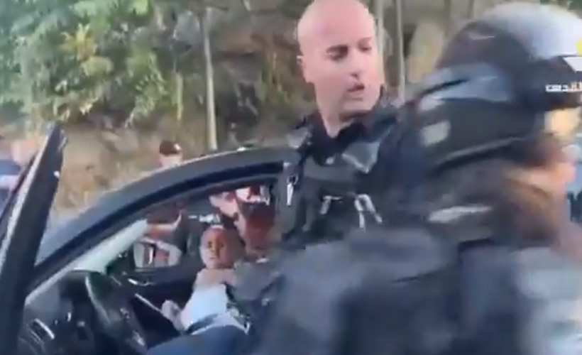 İsrail askerleri Filistinli bir kadını çocuklarının yanında yumrukladı