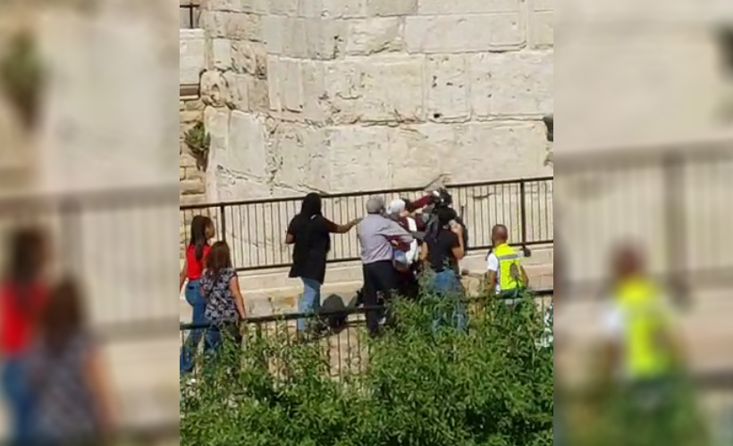 İsrail polisleri Filistinli genç kızı aralarına alıp darp etti