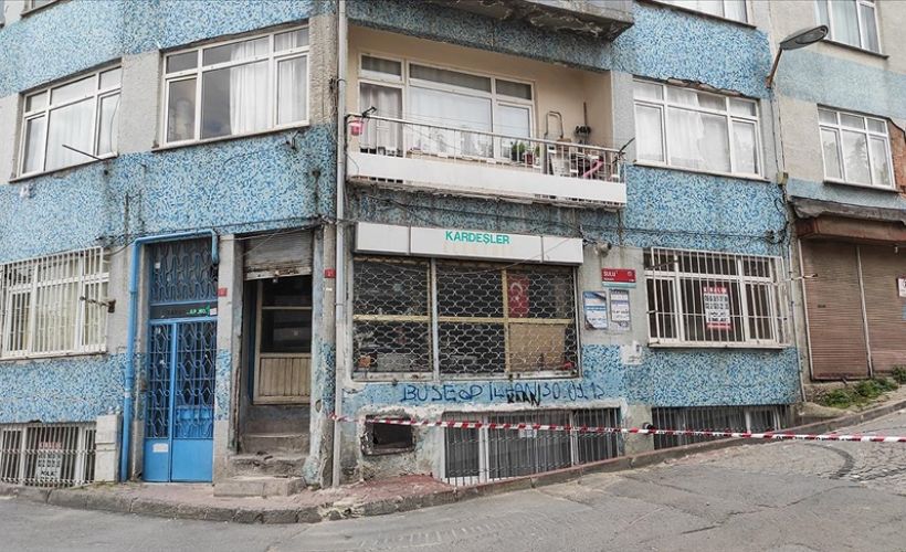 Fatih'te kolonları çatlayan bina boşaltıldı