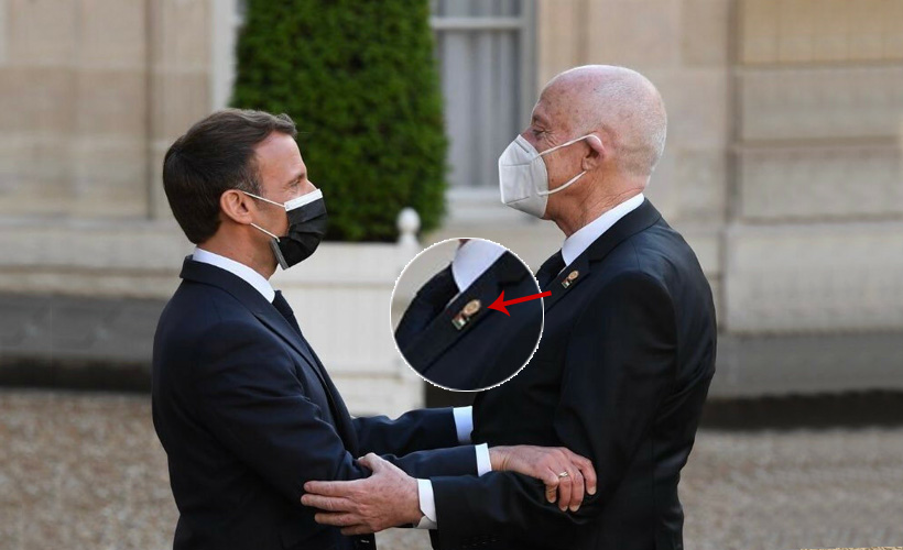 Tunus lideri Kays, Macron ziyaretine yakasına Filistin bayrağı takarak gitti