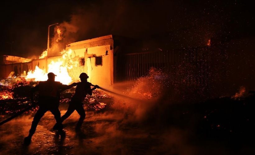 İsrail topçu birlikleri Gazze'de plastik malzeme depolarını vurdu