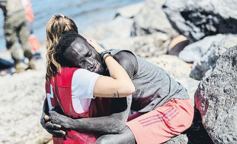 Ceuta'ya ulaşan sığınmacıya sarılan Kızıl Haç gönüllüsü hedef oldu