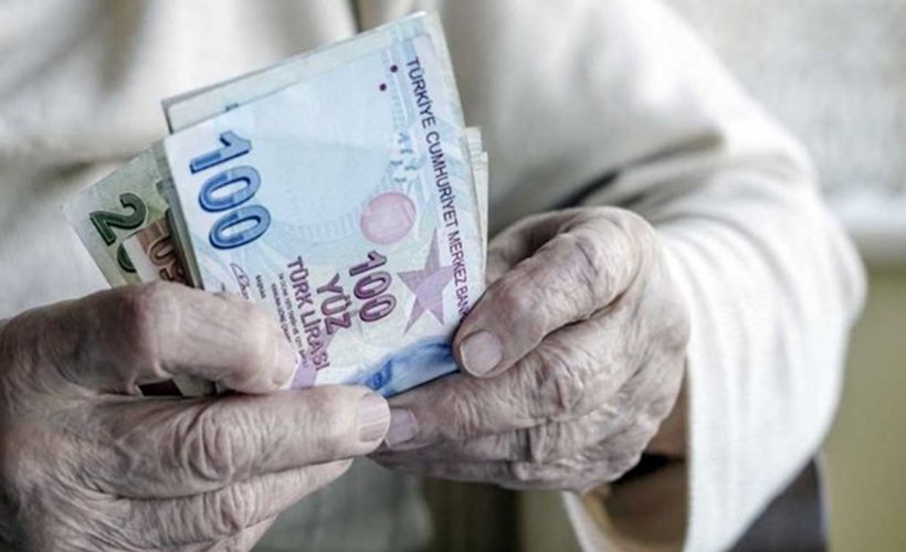 Emekli olduktan sonra çalışmaya devam edince maaş kesilir mi?