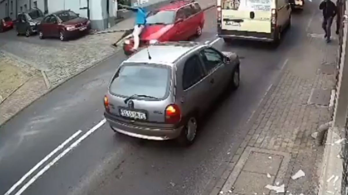 Dükkanın camlarını kırıp kaçarken araba çarptı