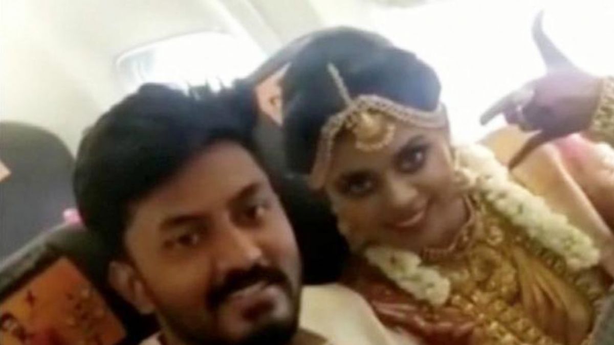 Yerde kısıtlama olunca gökyüzünde evlendiler