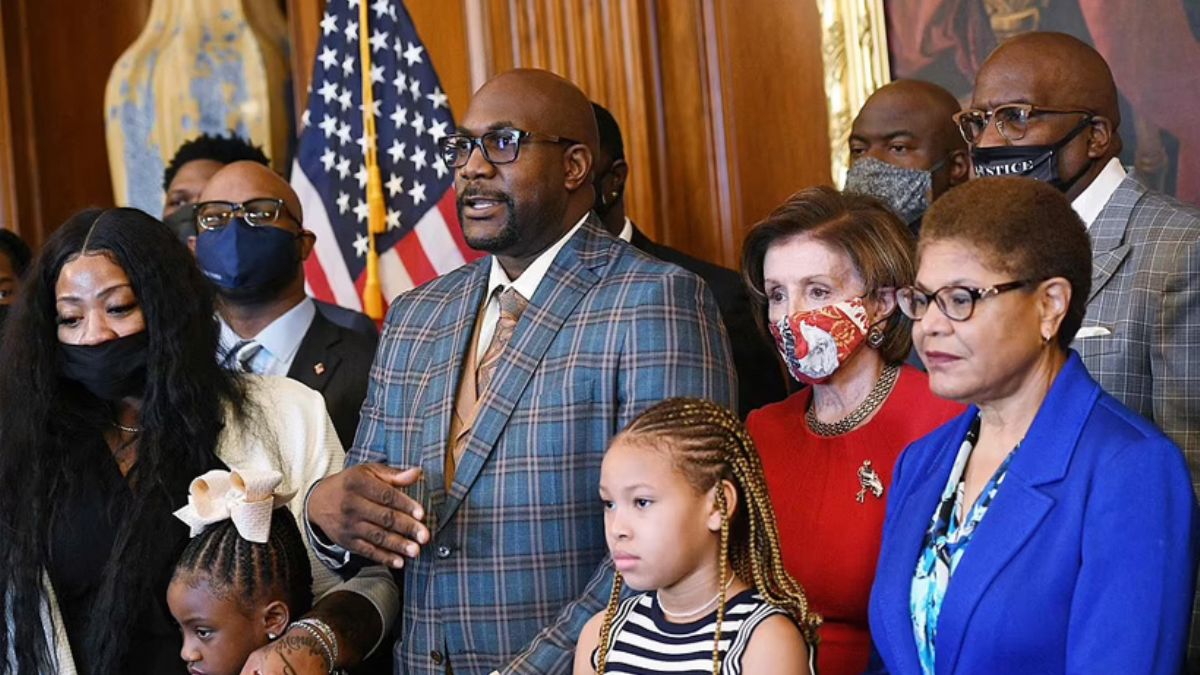 Biden, George Floyd'un ailesini Beyaz Ev'de ağırladı